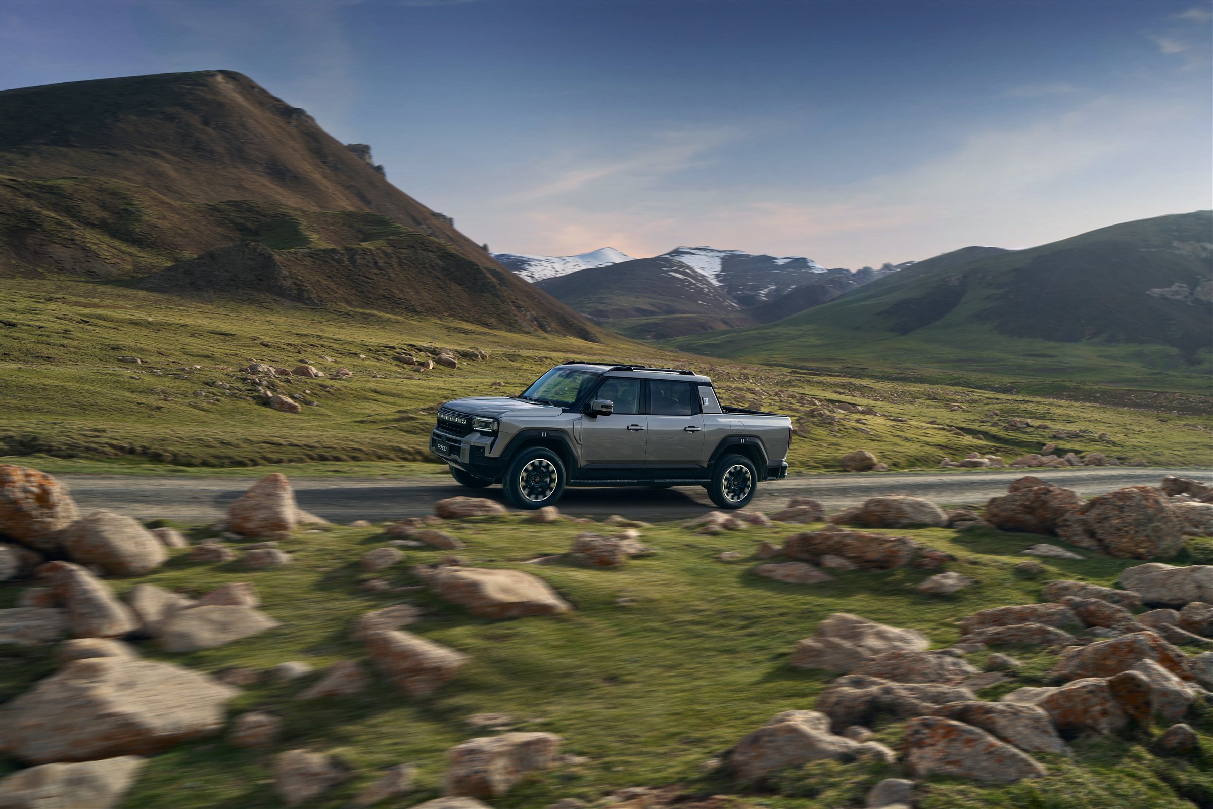 JETOUR F700 driving through mountain terrain